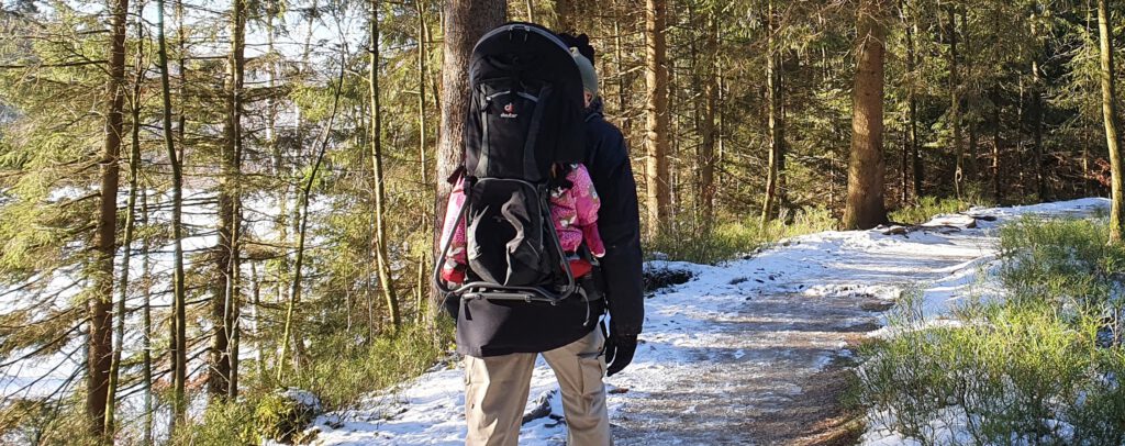 Mann mit Baby in Deuters Kid Comfort 3 Kraxe