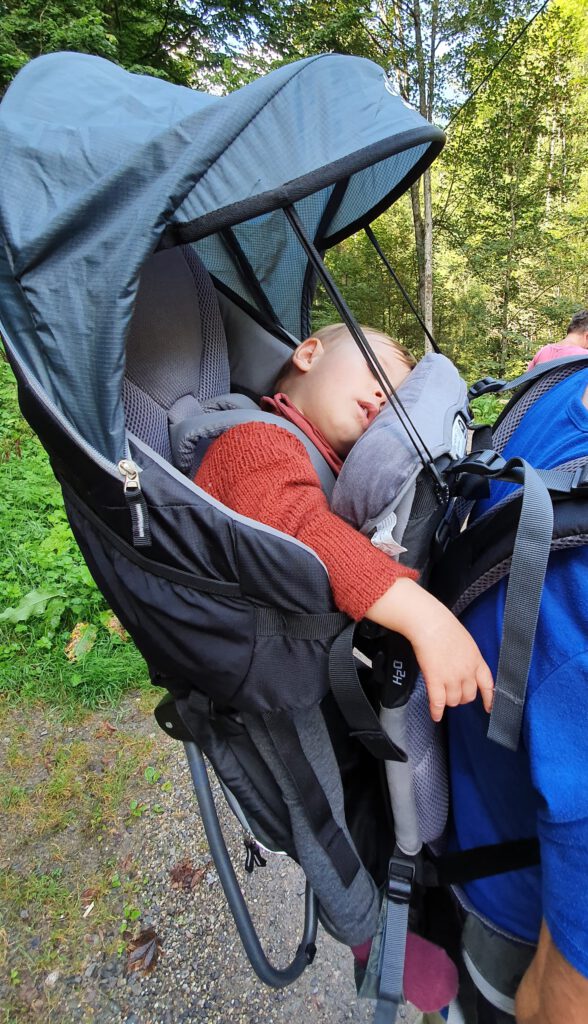 Baby schlafend in Deuters Kid Comfort 3 Kraxe