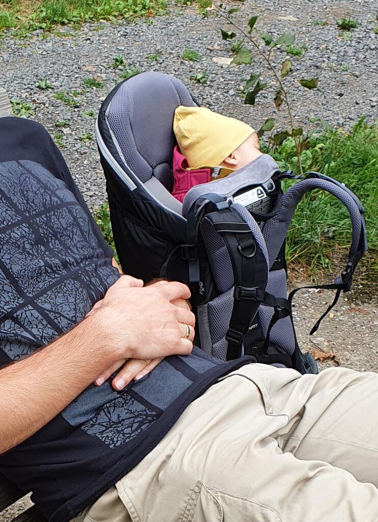Baby schlafend in Deuters Kid Comfort 3 Kraxe
