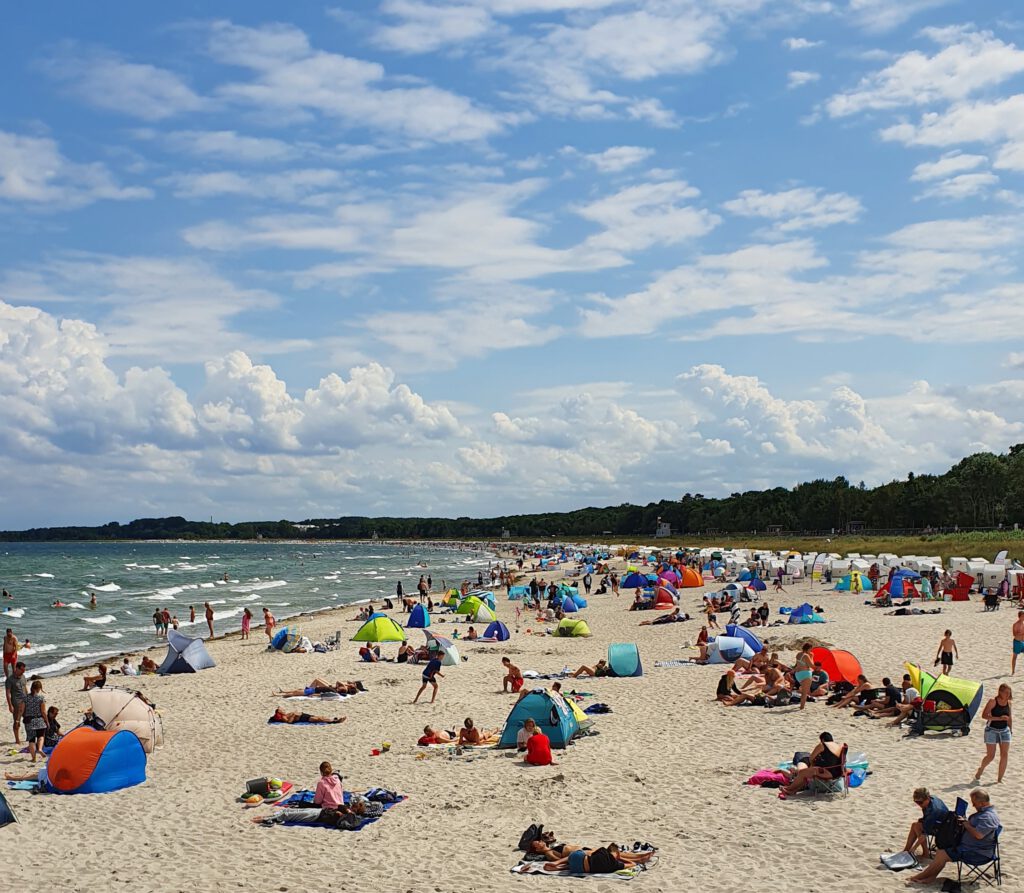 Sommerlicher Strand mit vielen Urlaubern in Boltenhagen