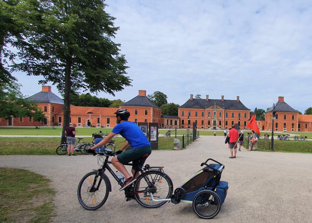 Schloss Bothmer mit Radfahrer mit Radanhänger